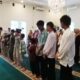 jelang-sholat-ied,-masjid-ar-raudhah-serahkan-santunan-anak-yatim-dan-salurkan-zakat-fitrah