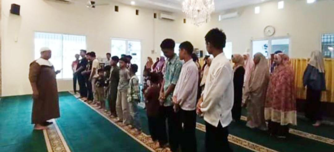jelang-sholat-ied,-masjid-ar-raudhah-serahkan-santunan-anak-yatim-dan-salurkan-zakat-fitrah