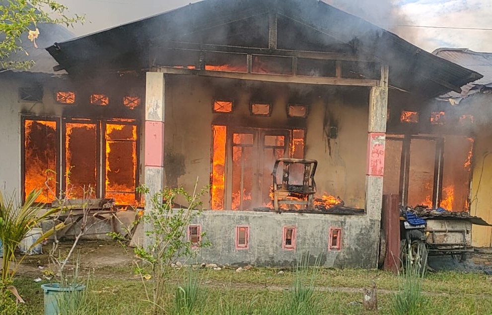 kebakaran-di-nanggalo-padang-hanguskan-tiga-rumah,-kerugian-capai-rp500-juta