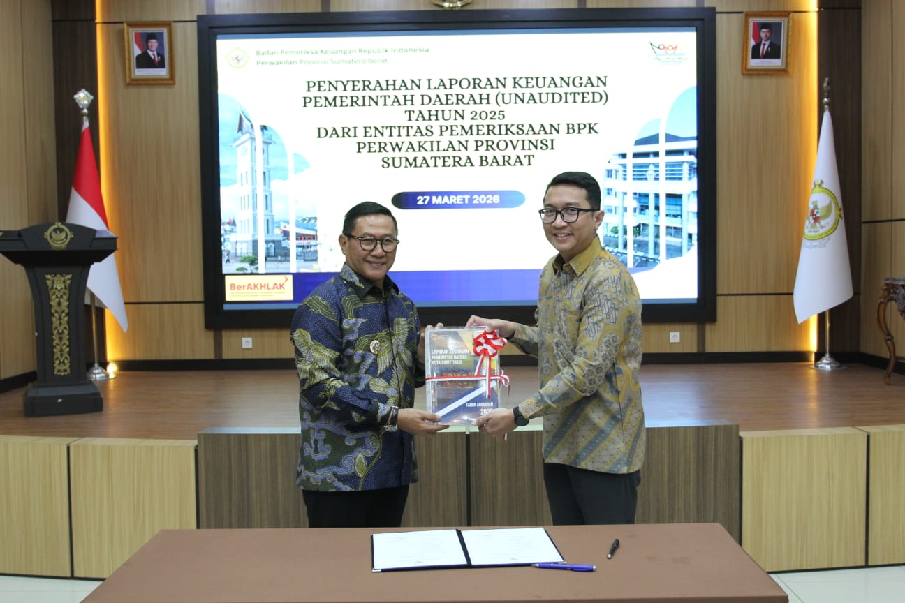 wako-ramlan-nurmatias-serahkan-lpkd-tahun-2025-kepada-bpk-ri