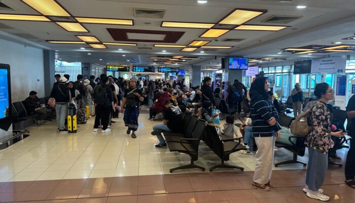 Lonjakan Arus Balik! Tiket Padang-Jakarta Ludes, Bandara Sibuk Layani Penerbangan