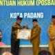 wako-padang-fadly-amran-terima-penghargaan-menteri-hukum-atas-dukungan-posbankum