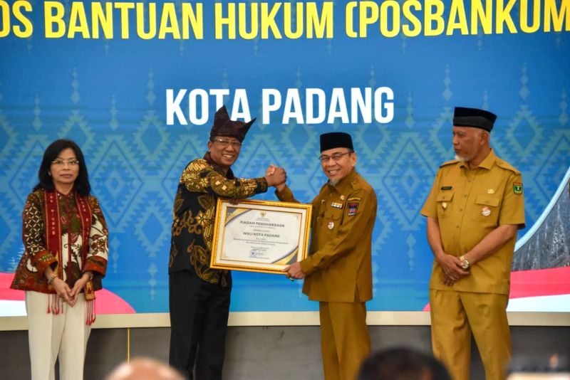 wako-padang-fadly-amran-terima-penghargaan-menteri-hukum-atas-dukungan-posbankum