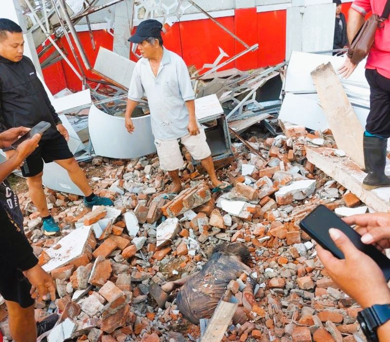 gempa-m7,6-bitung-tewaskan-satu-warga,-bnpb-ungkap-dampak-dan-kerusakan
