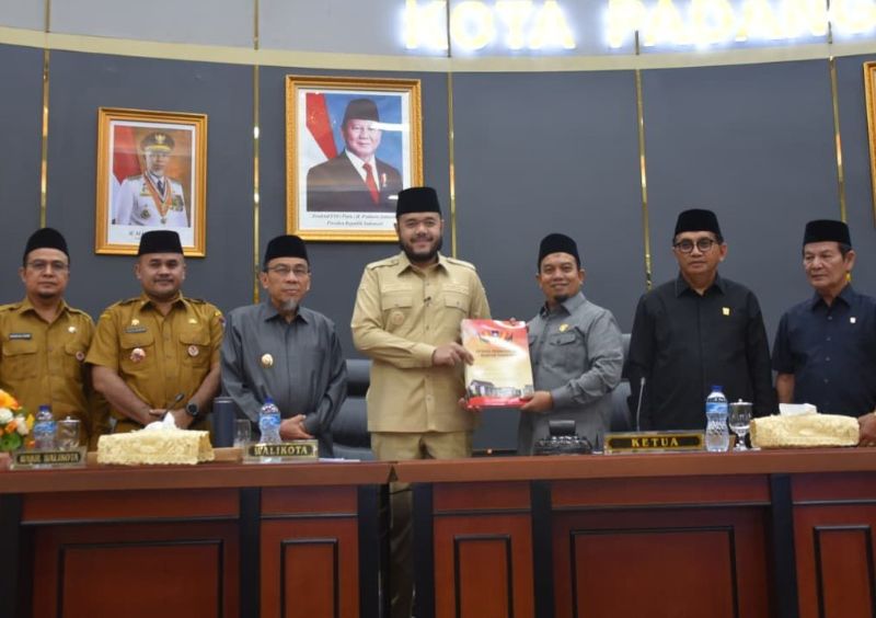 paripurna-dprd-padang-sahkan-lkpj-wali-kota,-fokus-evaluasi-kinerja