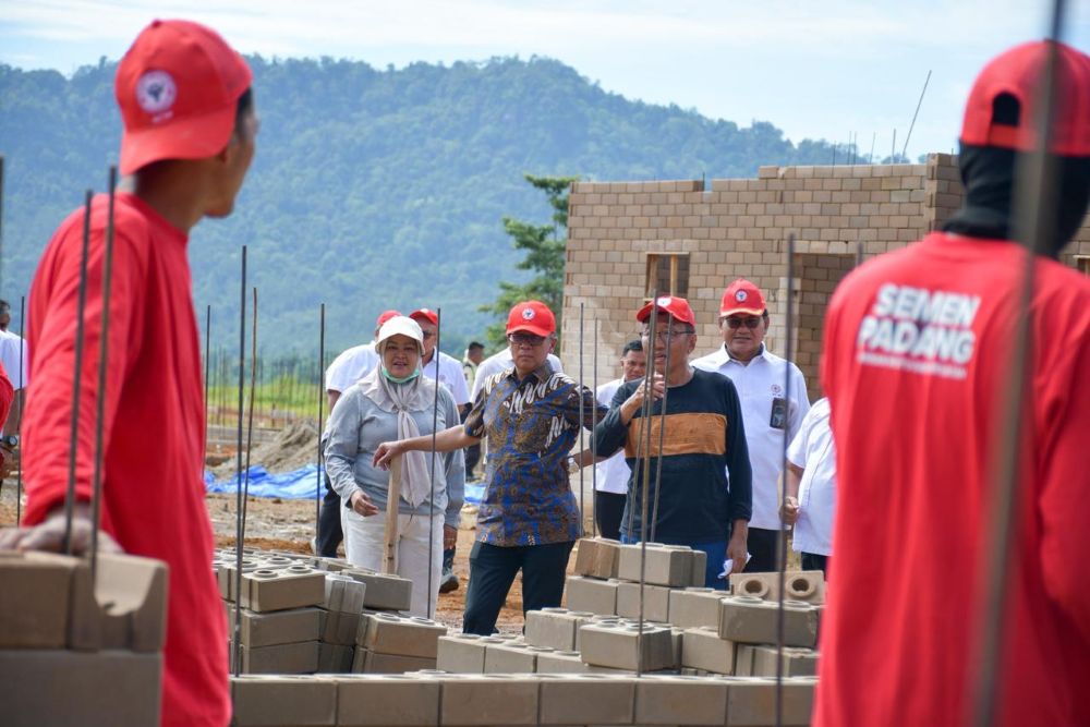 tinjau-progres-huntap-buddha-tzu-chi-berbahan-sepablock,-dirut-sig-pastikan-kualitas-konstruksi