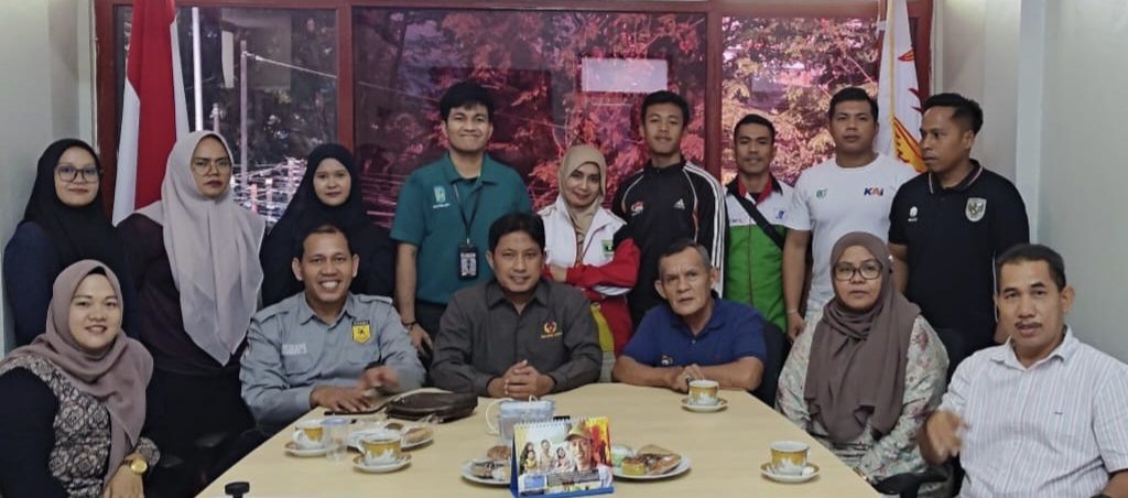 ketua-koni-sumbar-lepas-kontingen-pabsi-ke-kejurnas-angkat-besi-senior-2026