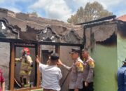 Warga Sirukam Gotong Royong Padamkan Kebakaran Rumah di Solok