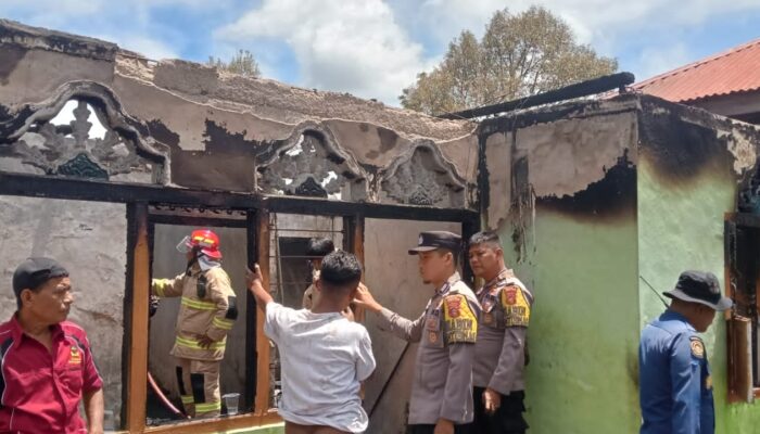 Warga Sirukam Gotong Royong Padamkan Kebakaran Rumah di Solok