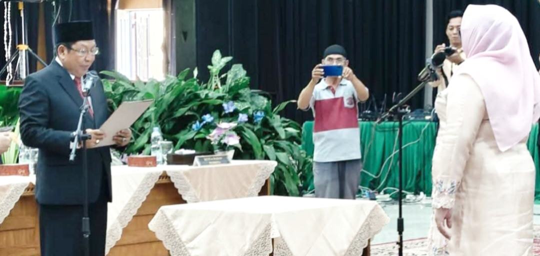 suryadi-asmi-lantik-rektor-periode-2026-2030,-harapkan-ummy-solok-kian-maju