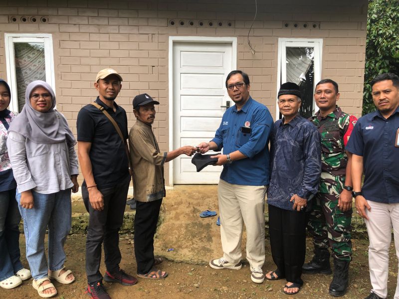 haru-keluarga-zulkifli-terima-rumah-baru-dari-program-bedah-rumah-pt-semen-padang