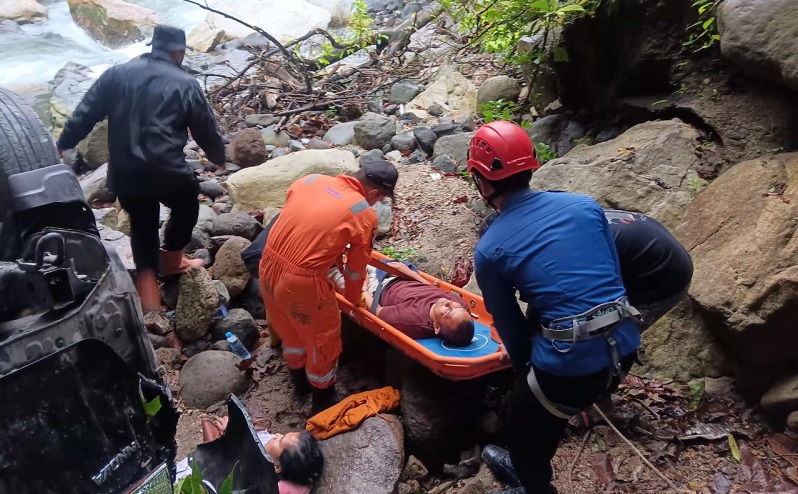 travel-pekanbaru–padang-masuk-jurang-di-malibo-anai,-tujuh-penumpang-jadi-korban