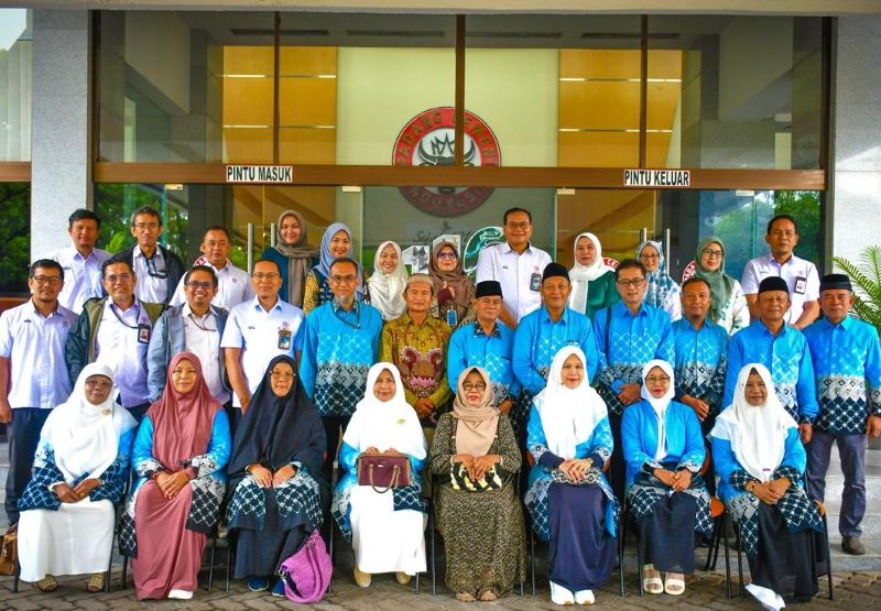 pt-semen-padang-lepas-20-calon-jemaah-haji-2026,-wujud-apresiasi-karyawan