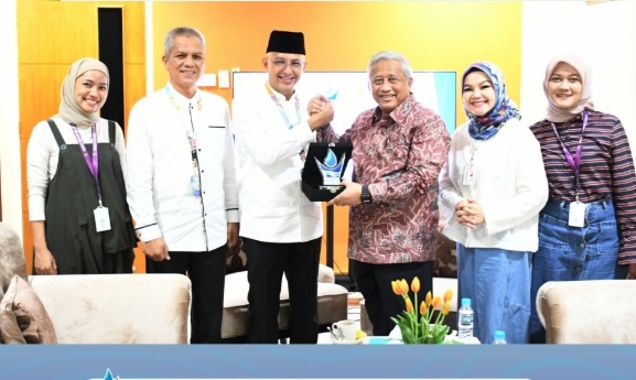 sinergi-perumda-am-padang-dan-bank-mega-syariah-diperkuat,-bahas-layanan-pascabencana