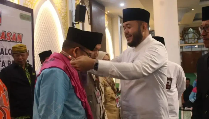 Fadly Amran Lepas 386 Jemaah Haji Kloter 1 Padang