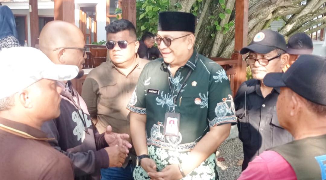 andree-algamar-datangi-rumah-duka-korban-diseret-ombak-pantai-ulak-karang 