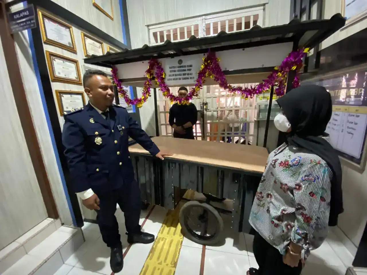 bantu-usaha-keluarga-warga-binaan,-lapas-kelas-ii-b-tanjung-pati-serahkan-gerobak