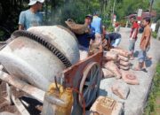 gotong-royong-warga-dan-pt-semen-padang-perbaiki-jalan-baringin–tarantang