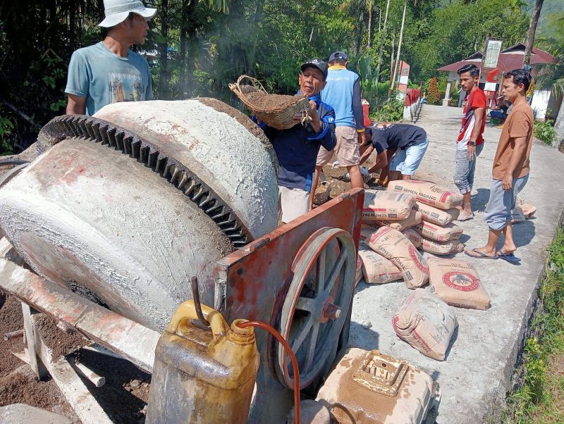 gotong-royong-warga-dan-pt-semen-padang-perbaiki-jalan-baringin–tarantang