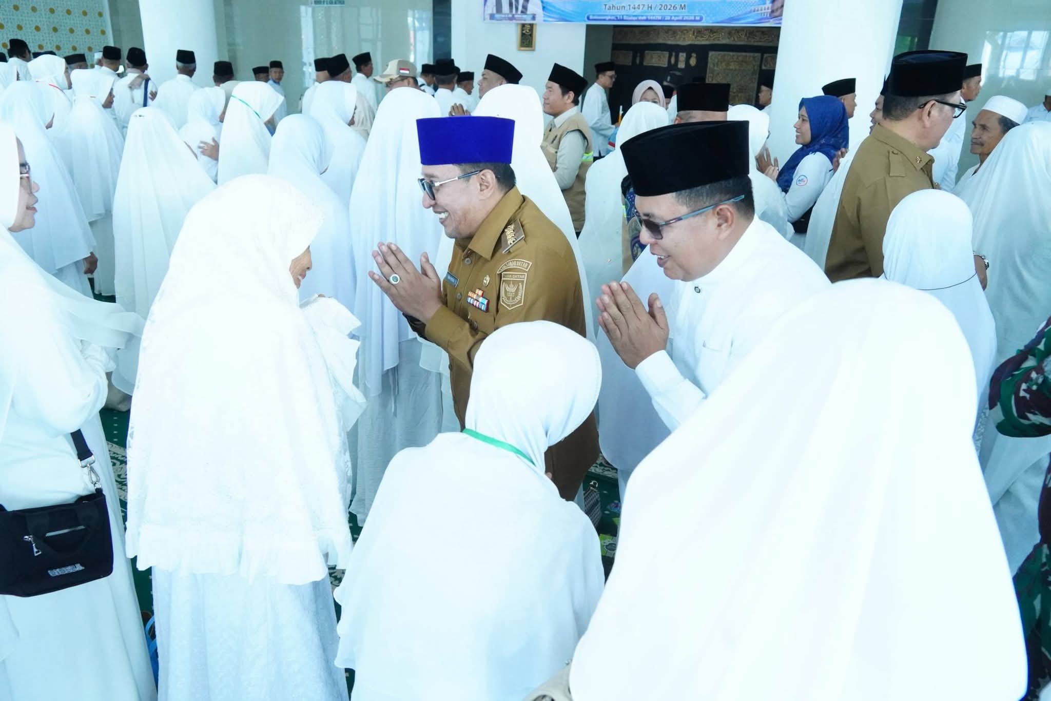 bupati-eka-putra-lepas-212-jemaah-calon-haji-tanah-datar