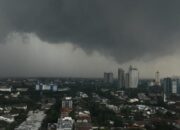 bmkg-peringatkan-gelombang-tinggi-ancam-perairan-sumbar-hingga-3-mei