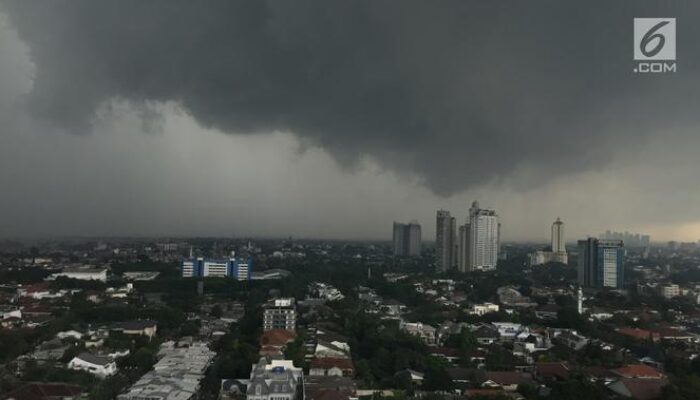 BMKG Peringatkan Hujan Petir dan Gelombang Tinggi di Sumbar