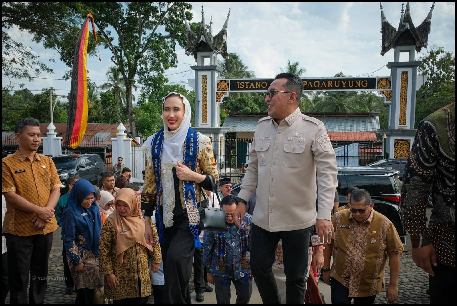 menteri-pariwisata-kunjungi-istano-basa-pagaruyung,-ikon-wisata-sumbar