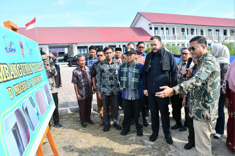 pln-bangun-26-toilet-sekolah-di-padang,-fadly-amran-apresiasi