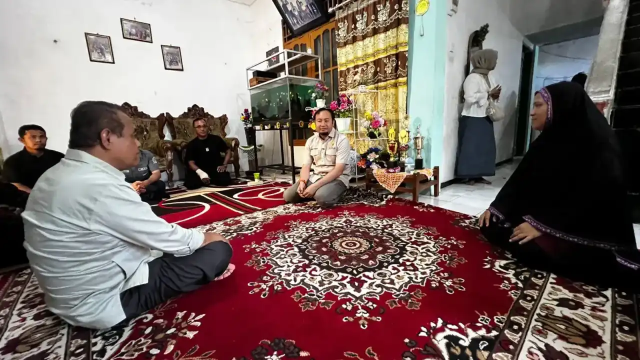 rahmat-saleh-datangi-orang-tua-rasyid-dan-zafran,-beri-penguatan-di-tengah-penantian