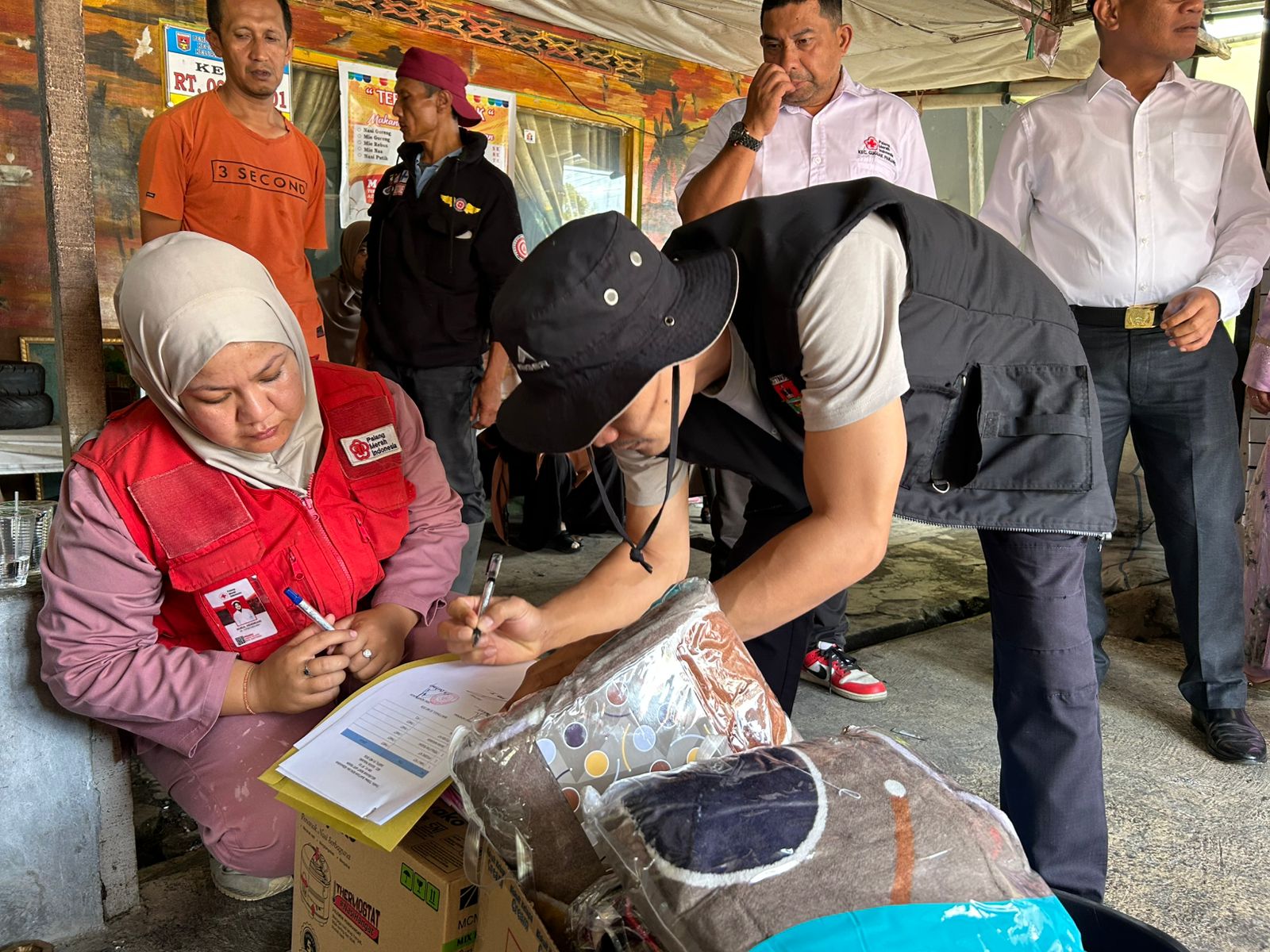 pmi-kota-bukittinggi-gerak-cepat-salurkan-bantuan-kepada-korban-kebakaran-rt-03/rw-01-kelurahan-bukik-apit-puhun