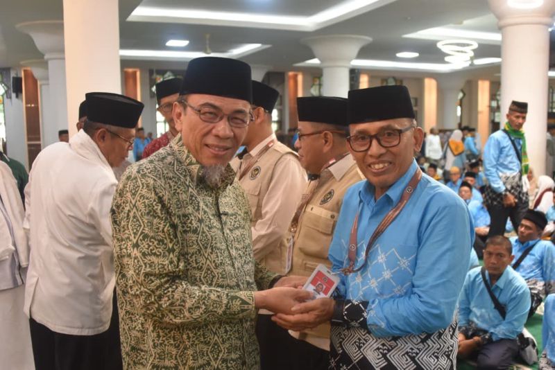 383-jemaah-haji-padang-berangkat,-maigus-nasir-tekankan-kesehatan-dan-kekompakan