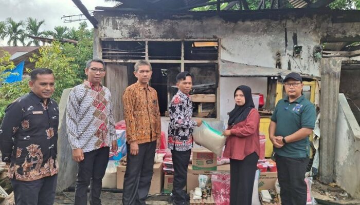 Pemkab Dharmasraya dan Baznas Salurkan Bantuan Korban Kebakaran