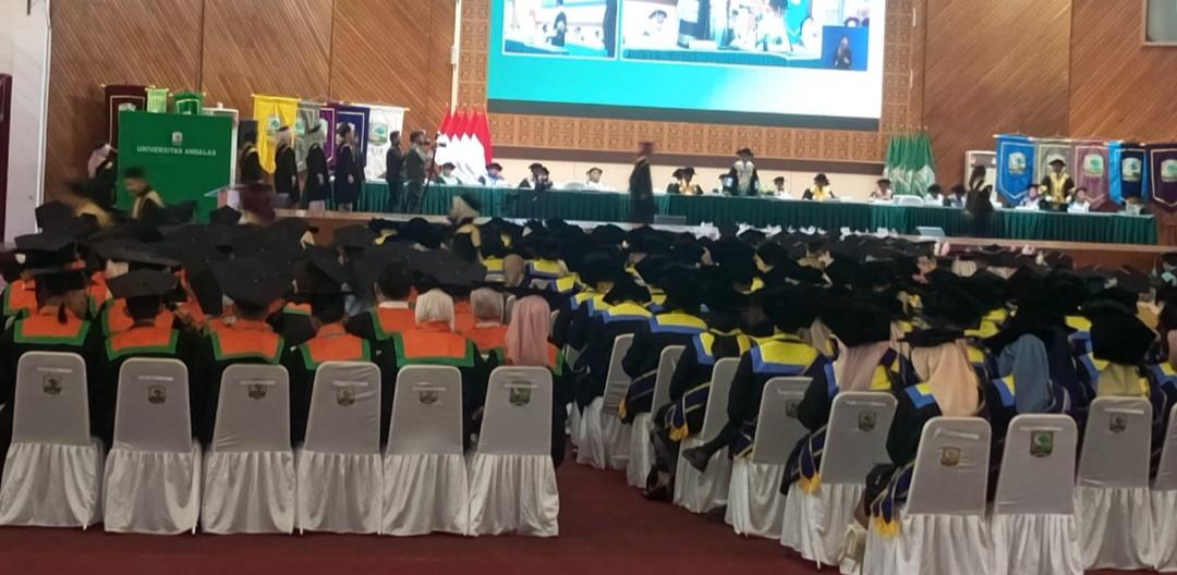 unand-wisuda-1.321-lulusan,-ini-pesan-rektor-efa-yonnedi,-phd