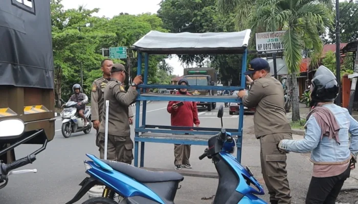 Satpol PP Padang Tertibkan PKL di Trotoar dan Jalan