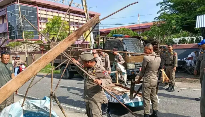 Satpol PP Padang Tertibkan PKL dan Bangunan Liar Empat Kali