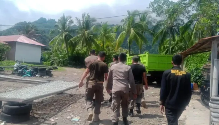 Satpol PP Padang Evakuasi Pria Diduga Gangguan Jiwa ke RSJ