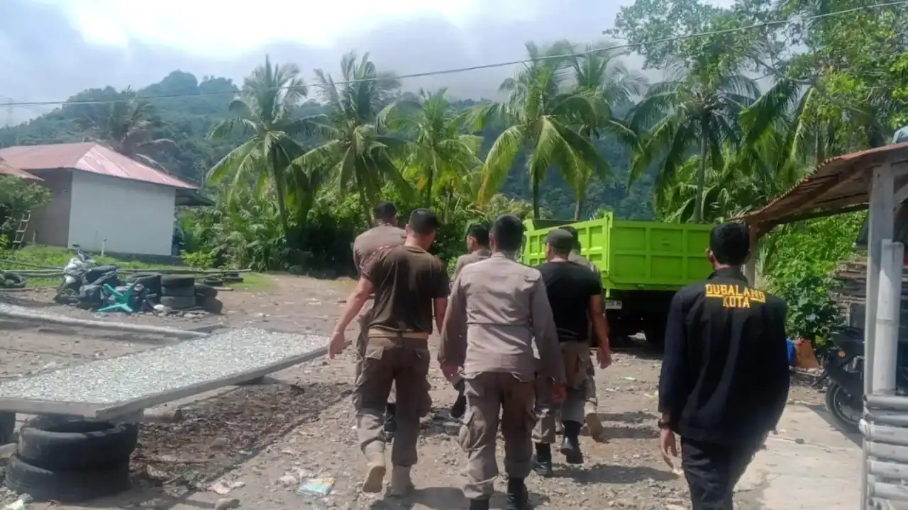 lempar-batu-ke-pengguna-jalan,-seorang-pria-di-padang-dievakuasi-ke-rsj