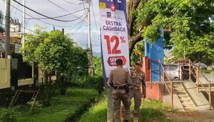 Satpol PP Padang Menertibkan Baliho Liar dan Menjaga Akses Jalan Warga