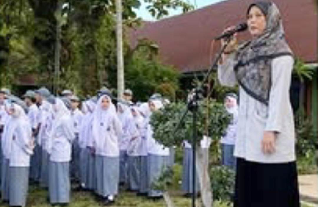 rektor-itp-prof-mediawati-jadi-inspektur-upacara-sman-2-padang