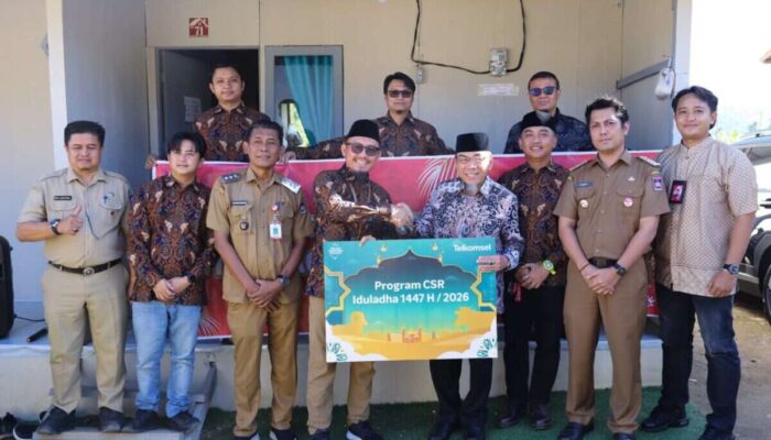Telkomsel Salurkan Sapi Kurban ke Warga Huntara Pauh Padang