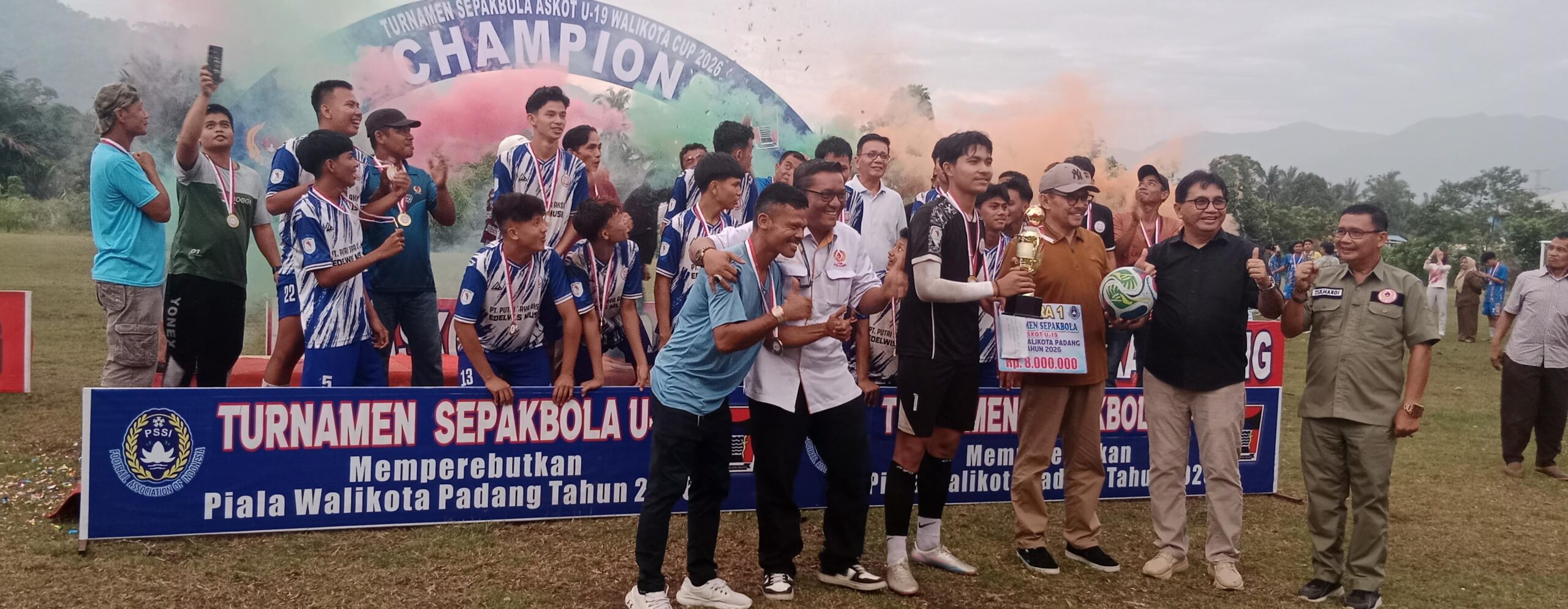 ditutup-sekum-koni-padang,-tropi-kejuaraan-sepakbola-u-19-digondol-kompak-fc