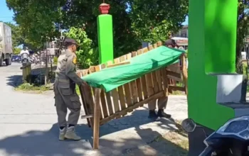 Satpol PP Padang Tertibkan Lapak Pedagang di Fasum-Fasos
