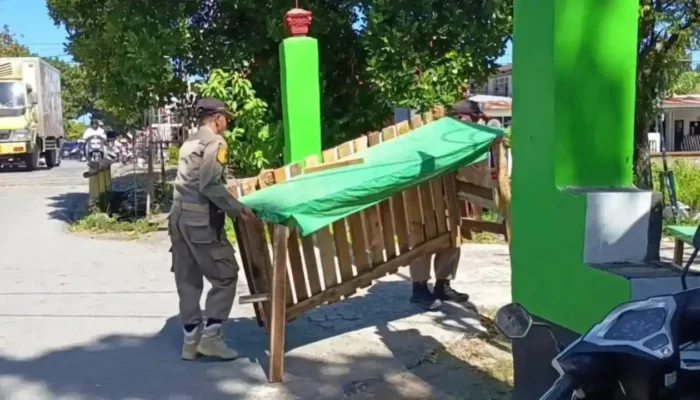 Satpol PP Padang Tertibkan Lapak Pedagang di Fasum-Fasos