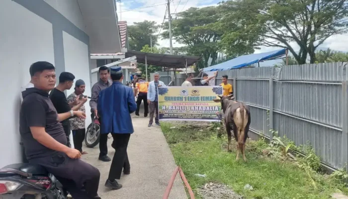 Warga Huntara Lubuk Buaya Terima Tiga Sapi Kurban