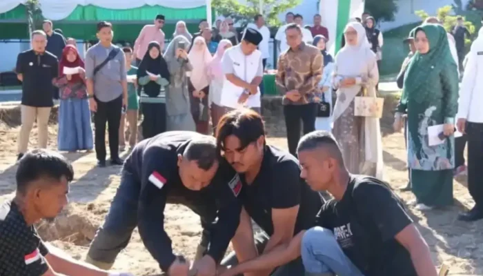 Pemko Bukittinggi Sembelih 12 Sapi Kurban Bersama Mitra Kerja
