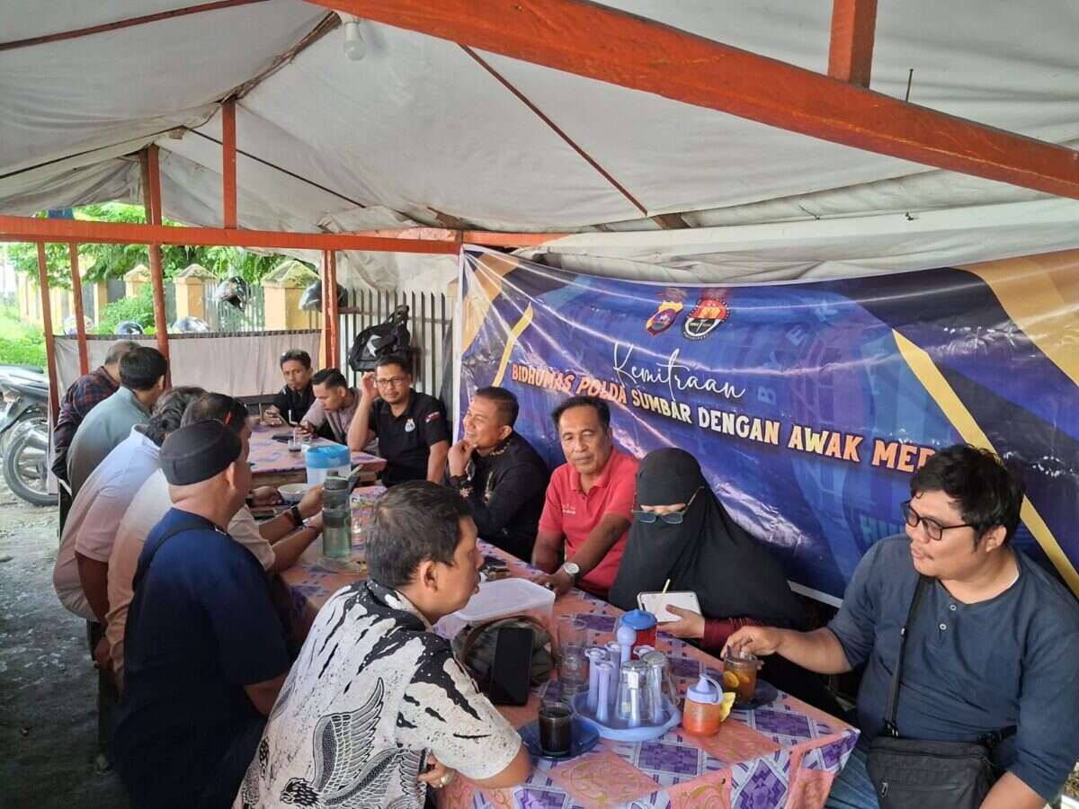 kegiatan silaturahmi dan ngopi bareng yang digelar Humas Polda Sumbar bersama awak media di Posko Teh Talua, Padang, Jumat (22/5/2026).