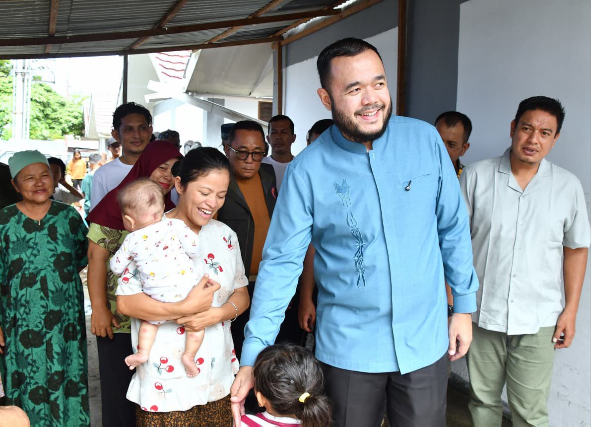 fadly-amran-serahkan-bantuan-sapi-kurban-untuk-penyintas-bencana-di-lubuk-buaya