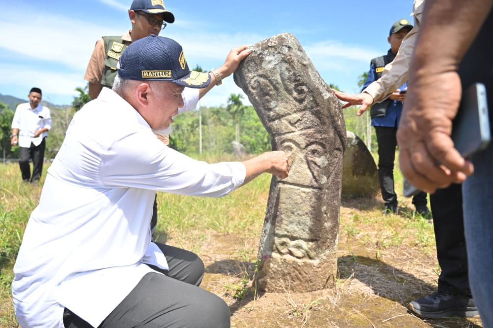 mahyeldi-tinjau-situs-menhir-maek,-warisan-peradaban-kuno-di-sumbar