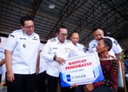 bupati-eka-putra-serahkan-bansos-bencana-hidrometeorologi-rp1,3-miliar