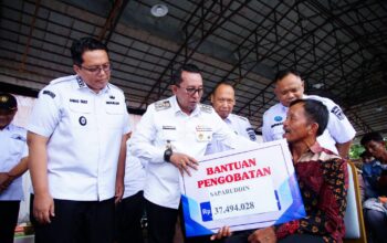 Eka Putra Salurkan Rp1,3 Miliar Bansos untuk Korban Bencana